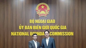 Trinh Duc Hai, président du Comité national des frontières, et Wang Quan, chargé d’affaires par intérim de l’Ambassade de Chine au Vietnam. Photo : Baoquocte.