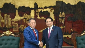 Le Premier ministre Pham Minh Chinh (à droite) et le ministre des Affaires étrangères et du Commerce extérieur des Îles Salomon, Peter Shanel Agovaka. Photo : NDEL.