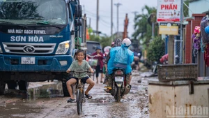 La vie reprend après les inondations dans un village au bord de la rivière Ba Ha