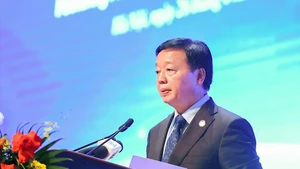Le vice-Premier ministre Tran Hong Ha prend la parole lors du colloque. Photo : VNA.