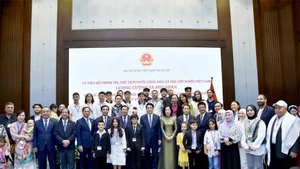 Le président vietnamien Luong Cuong et son épouse rencontrent des Vietnamiens résidant en Égypte. Photo: Nguyen Tuan.