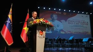 Le ministre vénézuélien des Affaires étrangères, Yvan Gil, s’exprime lors de la célébration du 135ᵉ anniversaire de la naissance du Président Hô Chi Minh au Venezuela. Photo : ambassade du Vietnam au Venezuela.