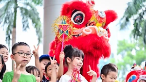 Les enfants s’émerveillent devant l’ambiance colorée et joyeuse de la Fête de la mi-automne au Musée d’ethnographie. Photo : NDEL.