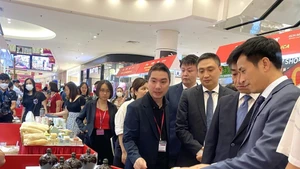 Sous la direction du ministère de l’Industrie et du Commerce, le réseau de promotion commerciale a connu des progrès significatifs. Photo : Congthuong.