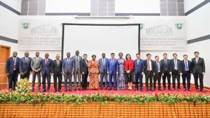 Le vice-président de l’Assemblée nationale Vu Hong Thanh et les délégués participant au séminaire. Photo : VNA.