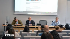 L'ambassadeur du Vietnam en France, Dinh Toàn Thang (au centre) lors de l'événement. Photo : VNA.