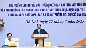 Le Premier ministre Pham Minh Chinh s'exprime lors de la conférence. Photo : NDEL.