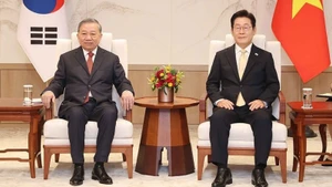 Le secrétaire général du Parti communiste du Vietnam, To Lam (à gauche) et le président sud-coréen Lee Jae Myung. Photo : NDEL.