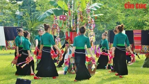 Des femmes thaï présentent une danse traditionnelle lors du festival Then Kin Pang. Photo : VNA.