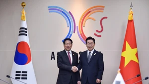 Le président Luong Cuong (gauche) et son homologue sud-coréen Lee Jae Myung, le 30 octobre à Gyeongju. Photo : VNA.