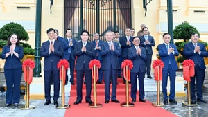 Le secrétaire général du Parti To Lam et le président Luong Cuong procèdent à la coupure du ruban marquant l’inauguration et la remise de l'ouvrage, anciennement Palais du Tonkin. Photo: NDEL.