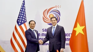 Le vice-Premier ministre et ministre des Affaires étrangères, Bui Thanh Son (gauche), et le secrétaire d’État américain, Marco Rubio. Photo : Ministère vietnamien des Affaires étrangères.