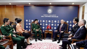 Le général de corps d'armée Hoang Xuan Chien, vice-ministre vietnamien de La Défense (gauche) rencontre le ministre turc de la Défense, Yasar Guler. Photo : VNA.