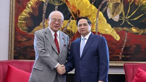 Le Premier ministre Pham Minh Chinh (droite) et le conseiller spécial de l’Alliance parlementaire d’amitié Japon–Vietnam, Takebe Tsutomu. Photo : VGP.