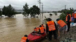 Des canots sont utilisés pour aider les habitants des zones inondées de Dà Nang à quitter les zones à risque. Photo : VNA.