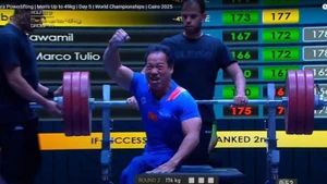 Le powerlifter vietnamien Le Van Cong termine quatrième aux Championnat du monde de para haltérophilie 2025 au Caire, en Égypte. Photo : VNA.