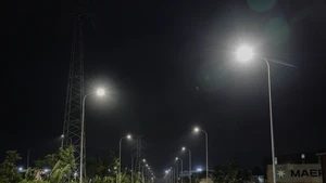 Remplacement de l’ancien système d’éclairage par des lampes LED intelligentes, ce qui a permis d’économiser 45 % de l’énergie consommée. Photo : Le Tan.