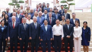 Le Premier ministre Pham Minh Chinh et les délégués. Photo : VNA.