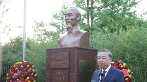 Le secrétaire général du Parti, To Lam, s’exprime lors de la cérémonie d’inauguration du buste du Président Hô Chi Minh dans l’enceinte de l’ambassade du Vietnam en République de Corée. Photo : VNA.
