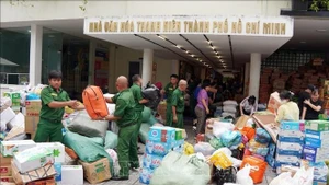 Point de collecte de secours pour les produits de première nécessité à la Maison de la culture de la jeunesse de Hô Chi Minh-Ville. Photo: VNA.