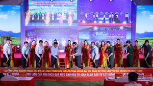 Le Premier ministre vietnamien Pham Minh Chinh procède à la pose de la première pierre de l’internat primaire et secondaire de Bat Mot, province de Thanh Hoa. Photo : VNA.