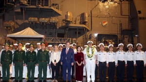 Délégués des deux pays lors de la cérémonie d'accueil au port de Tien Sa, dans la ville de Da Nang. Photo : VNA.