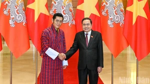 Le président de l’Assemblée nationale du Vietnam, Tran Thanh Man (à droite) et le roi du Bhoutan, Jigme Khesar Namgyel Wangchuck. Photo : NDEL.