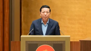 Le ministre de la Construction, Trân Hông Minh s'exprime à la session. Photo : Quochoi.