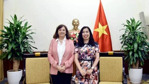 La vice-ministre Le Thi Thu Hang (droite) reçoit Mme Paola Pampaloni, directrice générale adjointe pour l’Asie-Pacifique du service européen pour l’action extérieure (SEAE). Photo : VNA.