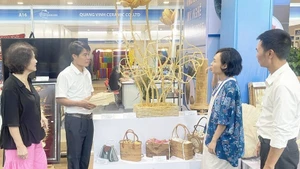 Au Salon international des cadeaux et de l'artisanat de Hanoï 2025. Photo : Hanoimoi.