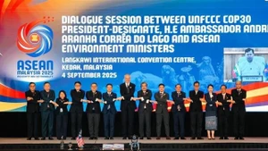 Les ministres de l'environnement de l'ASEAN et l'ambassadeur André Aranha Corrêa do Lago, président désigné de la 30e Conférence des Nations Unies sur les changements climatiques (COP30), posent pour une photo. Photo : VNA.