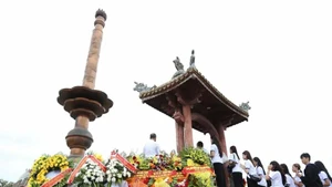 Les jeunes et étudiants vietnamiens résidant à l’étranger participant au Camp d’été du Vietnam 2025 organisent une cérémonie d’offrande d’encens et de fleurs à la citadelle de Quang Tri. Photo : Thanh Long.