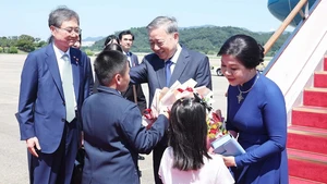Le secrétaire général du Parti communiste du Vietnam, To Lam, son épouse Ngo Phuong Ly sont arrivés à la base aérienne de Seongnam à Séoul, entament une visite d’État en République de Corée. Photo : VNA.