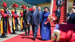 Le secrétaire général du Parti communiste du Vietnam, To Lam, son épouse Ngo Phuong Ly sont arrivés à la base aérienne de Seongnam à Séoul, entament une visite d’État en République de Corée. Photo : Vietnamnet.