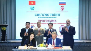 Cérémonie de signature de l'accord de coopération entre l'Association des notaires du Vietnam et l'Association des notaires de la Fédération de Russie. 