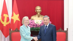 Le secrétaire général du Parti communiste du Vietnam To Lam reçoit l’ambassadrice d’Australie Gillian Bird. Photo : VNA.