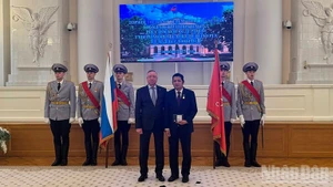 Le docteur Nguyen Quoc Hung, directeur du Fonds « Tradition et Amitié » et vice-président de l’Union des associations des Vietnamiens en Fédération de Russie, est le seul étranger à recevoir l’insigne d’honneur « Pour des mérites particuliers dans la coopération internationale ». Photo : NDEL.