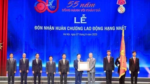 Le secrétaire général du Parti communiste du Vietnam, To Lam remet l’Ordre du Travail de première classe à la Télévision du Vietnam. Photo : NDEL.