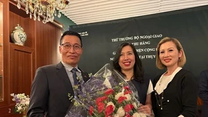 La vice-ministre des Affaires étrangères, Le Thi Thu Hang (au centre) rencontre les représentants des associations et de la diaspora vietnamienne en Suède. Photo : baoquocte.
