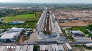 Route menant au parc industriel VSIP Can Tho à l'intersection avec la route nationale 80. Photo : VNA.