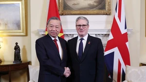 Le secrétaire général du Parti communiste du Vietnam (PCV), Tô Lâm (à gauche) et le Premier ministre britannique Keir Starmer. Photo : VNA.
