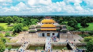 Des visiteurs affluent vers un site patrimonial emblématique, reflet du dynamisme du tourisme vert et durable dans l’ancienne capitale. Photo : Huu Phuc/Vneconomy.