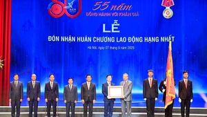 Le secrétaire général (SG) du Parti communiste du Vietnam (PCV) To Lam remet l’Ordre du Travail de première classe à la Télévision du Vietnam. Photo : NDEL.