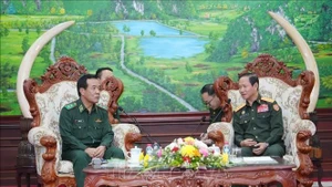 Le général de division Le Duc Thai, commandant des gardes-frontières du Vietnam (gauche), et le général de corps d’armée Khamlieng Outhakaysone, ministre lao de la Défense. Photo : VNA.