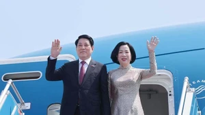 Le président vietnamien Luong Cuong et de son épouse quittent Hanoi pour l'Egypte et l'Angola. Photo : VNA.