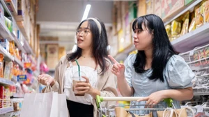 Des consommateurs font leurs courses dans un supermarché. Photo : tapchicongthuong.