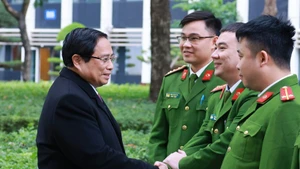 Le Premier ministre Pham Minh Chinh rend visite et présente ses vœux du Nouvel An aux cadres et soldats du Département de la police chargée de la gestion administrative de l’ordre social (ministère de la Sécurité publique). Photo : VNA.