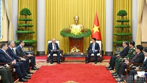 Le président vietnamien Luong Cuong reçoit le ministre turc de la Défense Yasar Guler. Photo : NDEL.