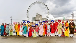 Défilé de costumes traditionnels vietnamiens dans les rues de Londres. Photo : Comité d’organisation.