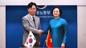 La ministre vietnamienne de l'Intérieur, Pham Thi Thanh Tra, et le ministre sud-coréen de l'Emploi et du Travail, Kim Young Hoon. Photo : Moha.
